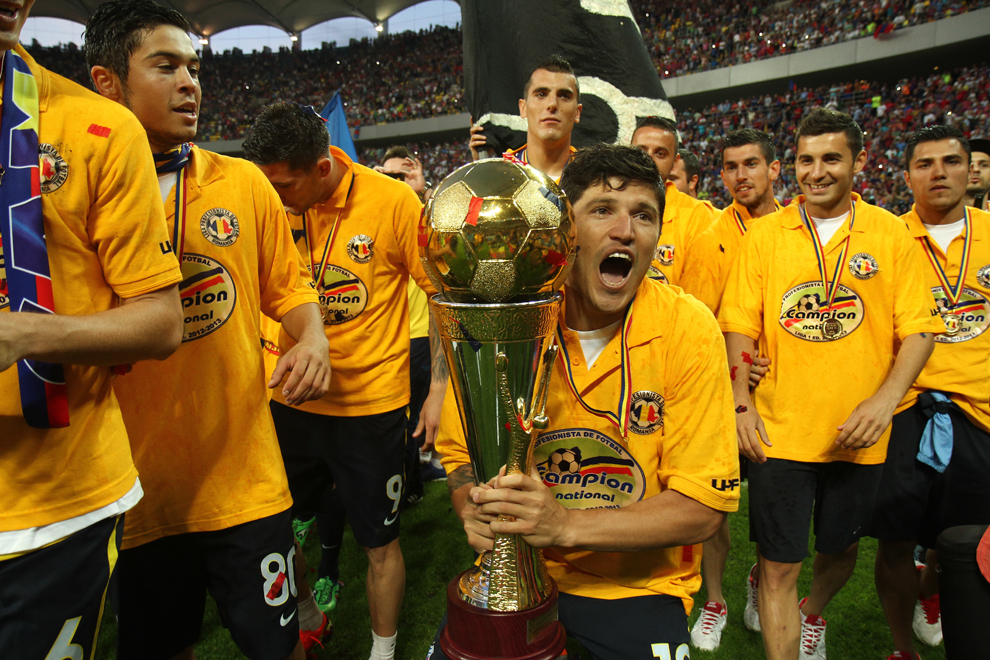 Cristi Tănase, alături de jucători ai echipei Steaua Bucureşti, se bucură după ce au primit trofeul Ligii I din partea LPF, în finalul meciului cu FC Braşov din etapa a XXXIV-a a Ligii I, la Bucureşti, marţi, 28 mai 2013. 