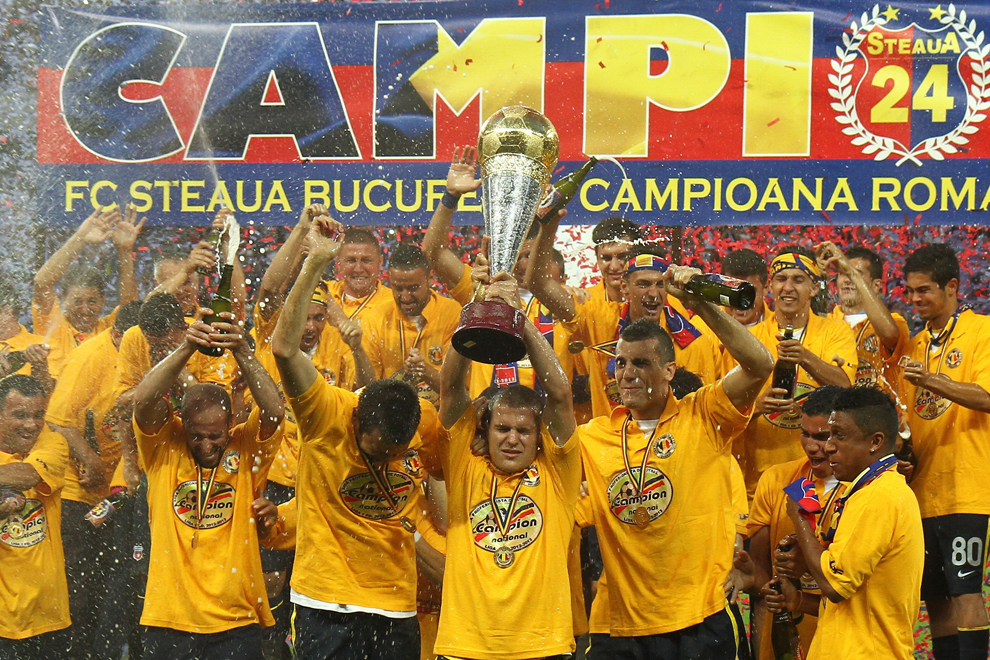 Jucatori ai echipei Steaua Bucureşti se bucură după ce au primit trofeul Ligii I, la finalul meciului cu FC Braşov, din etapa a XXXIV-a a Ligii I, la Bucureşti, marţi, 28 mai 2013.