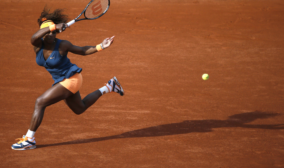 Americanca Serena Williams loveşte mingea, în timpul meciului de tenis jucat împotriva franţuzoaicei Caroline Garcia, în turneul de la Roland Garros, miercuri, 29 mai 2013. 