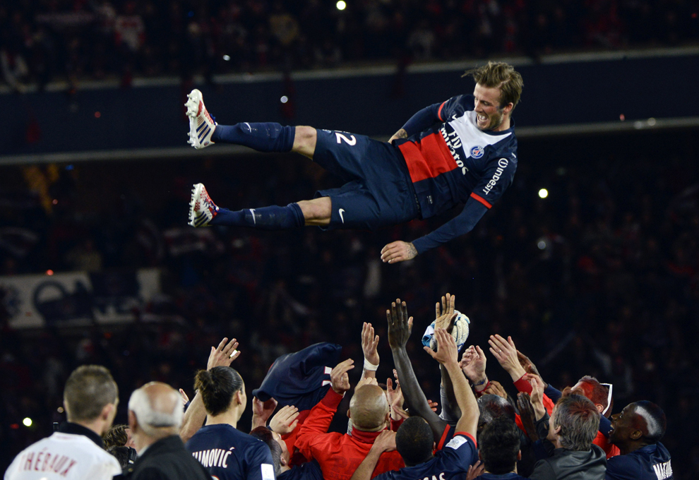 Mijlocaşul englez al echipei Paris Saint-Germain, David Beckham este aruncat în aer de către colegi, la finalul meciului din prima liga de fotbal franceză dintre PSG şi Brest, sâmbătă, 18 mai 2013, pe stadionul Parc des Princes din Paris. 
