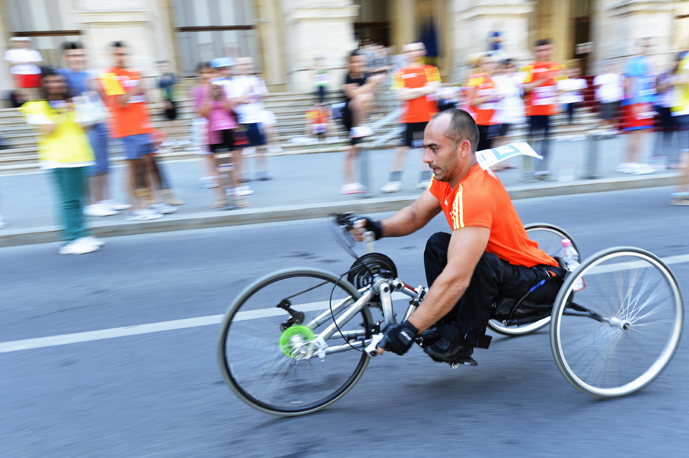 Un bărbat participă în proba destinată persoanelor cu dizabilităţi, la cea de-a doua ediţie a Petrom Bucharest International Half Marathon, în Bucureşti, duminică, 18 mai 2013. 