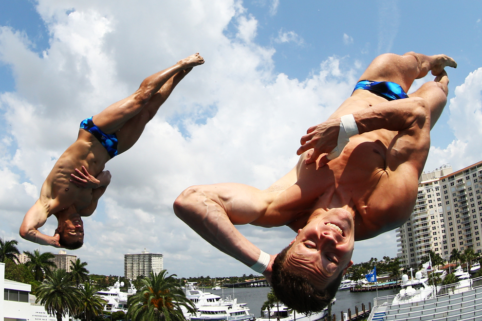 Patrick Hausding şi Sascha Klein of Germany fac o săritură in timpul finalei probei de sărituri sincronizate de pe platformă, la Fort Lauderdale Aquatic Center, în Fort Lauderdale, Florida, duminică, 12 mai 2013. 