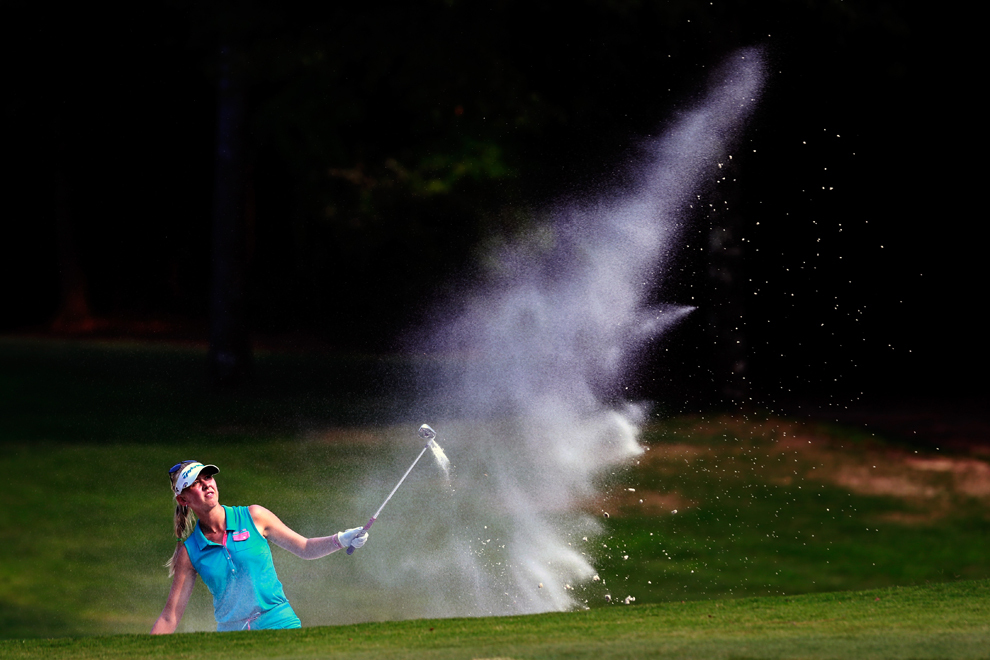 Jessica Korda urmăreşte mingea de golf după o lovitură, în timpul turneului de golf Mobile Bay LPGA Classic, în Mobile, Alabama, sâmbătă, 18 mai 2013. 