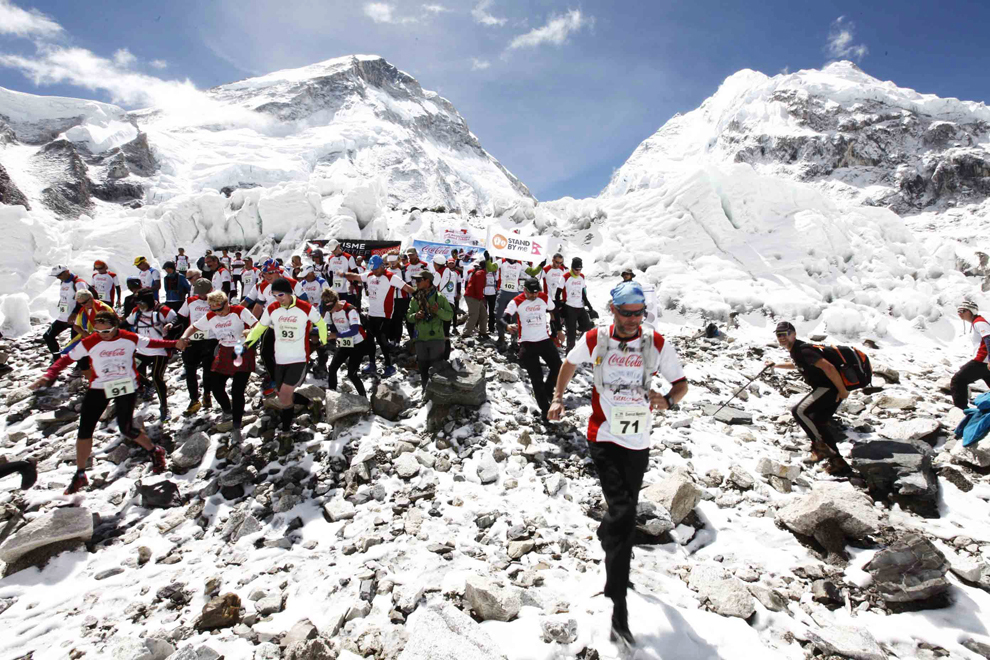 Concurenţi participă la maratonul Tenzing-Hillary Everest, miercuri, 29 mai 2013. Tenzing-Hillary Everest Marathon, maratonul desfăşurat la cea mai mare altitudine, începe în apropiere de celebra Khumbu Ice Fall la Qomolangma Base Camp (5364 m) şi se termină la Namche Bazar (3440 m). 