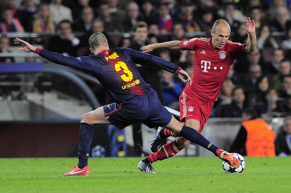 Fundaşul Barcelonei, Gerard Pique (L) se luptă pentru balon cu mijlocaşul echipei Bayern Munchen, Arjen Robben, în timpul meciului contând pentru semifinala UEFA Europa League, pe stadionul Camp Nou din Barcelona, miercuri, 1 mai 2013. 