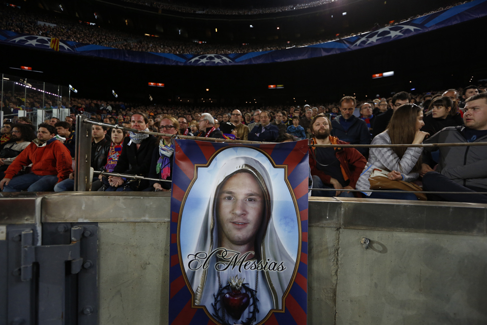 Suporterii afişează un poster care îl reprezintă pe atacantul Barcelonei, Lionel Messi ca şi Mesia, în timpul meciului jucat împotriva echipei Bazern Munchen, contând pentru semifinala UEFA Europa League, pe stadionul Camp Nou din Barcelona, miercuri, 1 mai 2013. 