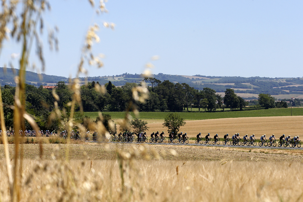 Plutonul de ciclişti se deplasează în timpul celei de-a 8-a etape a Turului Franţei la ciclism, între Castres şi Ax 3 Domaines, în sud-vestul Franţei, sâmbătă, 6 iulie 2013. 