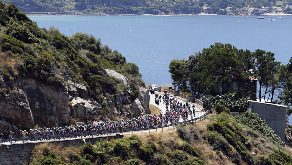 Plutonul de ciclişti se deplasează în timpul celei de-a treia etape a Turului Franţei la ciclism, între Ajaccio şi Calvi, pe insula franceză Corsica, luni, 1 iulie 2013. 