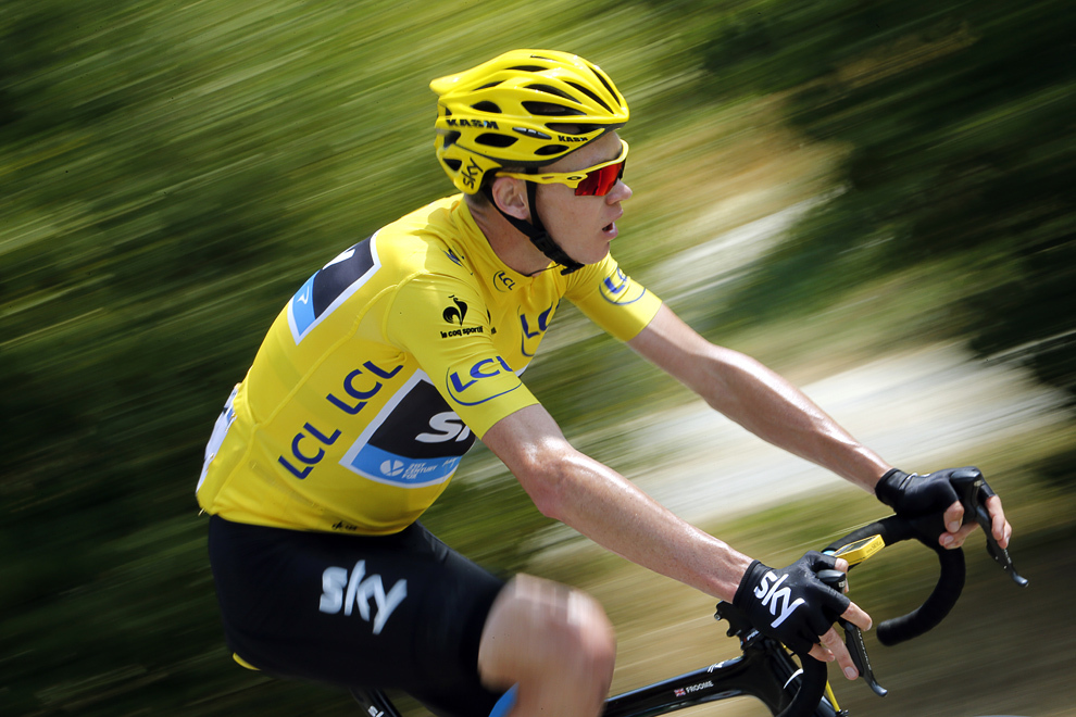 Liderul cursei şi purtător al tricoului galben, britanicul Christopher Froome pedalează în timpul celei de-a cincisprezecea etape a Turului Franţei, între Givors şi Mont Ventoux, sud-estul Franţei, duminică, 14 iulie 2013. 