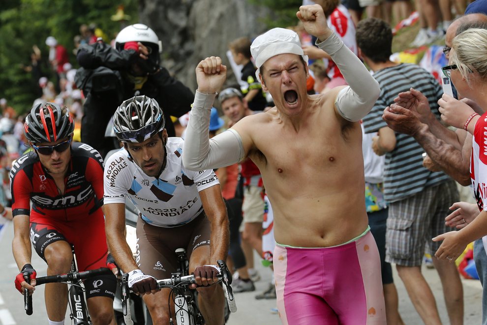 Francezul Christophe Riblon (D) pedalează înaintea americanului Tejav Van Garderen, în timp ce se despart de pluton, în timpul celei de-a 18-a etape a Turului Franţei, între Gap şi Alpe-d’Huez, în Alpii Francezi, joi, 18 iulie 2013. 
