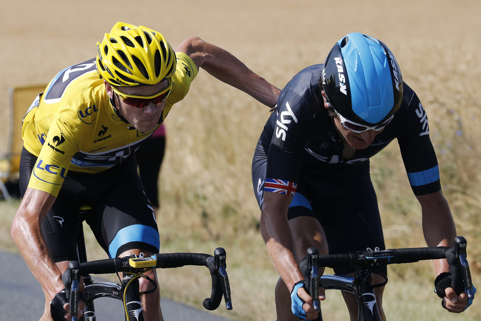 Liderul cursei şi purtător al tricoului galben, britanicul Christopher Froome (S) îşi împinge coechipierul, britanicul Geraint Thomas în timpul celei de-a treisprezecea etape a Turului Franţei, între Tours şi Saint-Amand-Montrond, în centrul Franţei, vineri, 12 iulie 2013.  