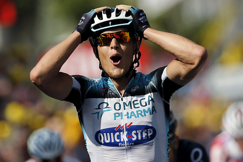 Italianul Matteo Trentin sărbătoreşte trecerea liniei de sosire a celei de-a paisprezecea etape a Turului Franţei, între Saint-Pourcain-sur-Sioule şi Lyon, sâmbătă, 13 iulie 2013.  