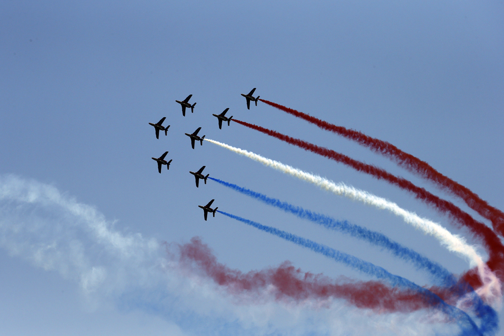 Avioane din echipa de precizie ale Aviaţiei Franceze “La Patrouille de France” efectuează  o demonstraţie aviatică deasupra Porto-Vecchio, pentru a marca startul primei etape a ediţiei cu numarul 100 a Turului Franţei, între Porto-Vecchio şi Bastia, în Franţa, sâmbătă, 29 iunie 2013. 