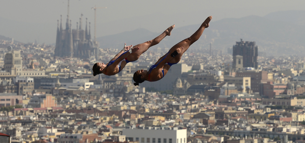 Samantha Bromberg şi Cheyenne Cousineau sar în timpul probei de sărituri în apă sincron – 10 metri platformă, din cadrul Campionatelor Mondiale Fina, desfăşurate în Barcelona, luni, 22 iulie 2013. 