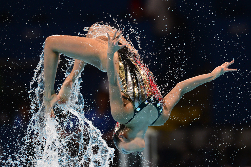 Yukiko Inui şi Yumi Adachi concurează în timpul probei de înot sincron duo – stilul liber, din cadrul Campionatelor Mondiale Fina, desfăşurate în Barcelona, joi, 25 iulie 2013. 
