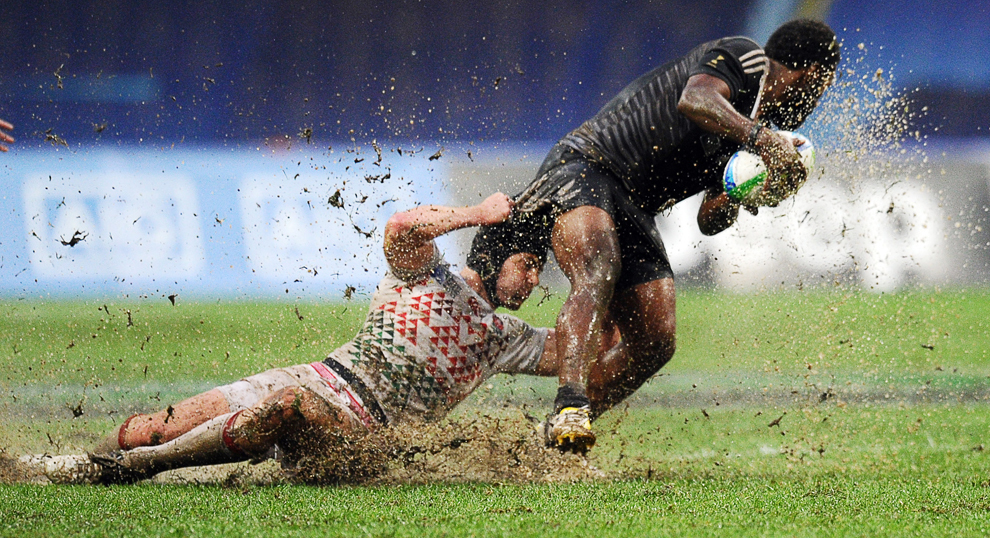 1.Jucătorul Angliei, Rob Vickerman (S), îl atacă pe jucătorul Noii Zeelandei, Tomasi Cama(D), în timpul finalei campionatului de rugby 2013 Rugby World Cup Sevens, de pe stadionul Luzhniki, din Moscova, Rusia, duminică, 30 iunie 2023. 