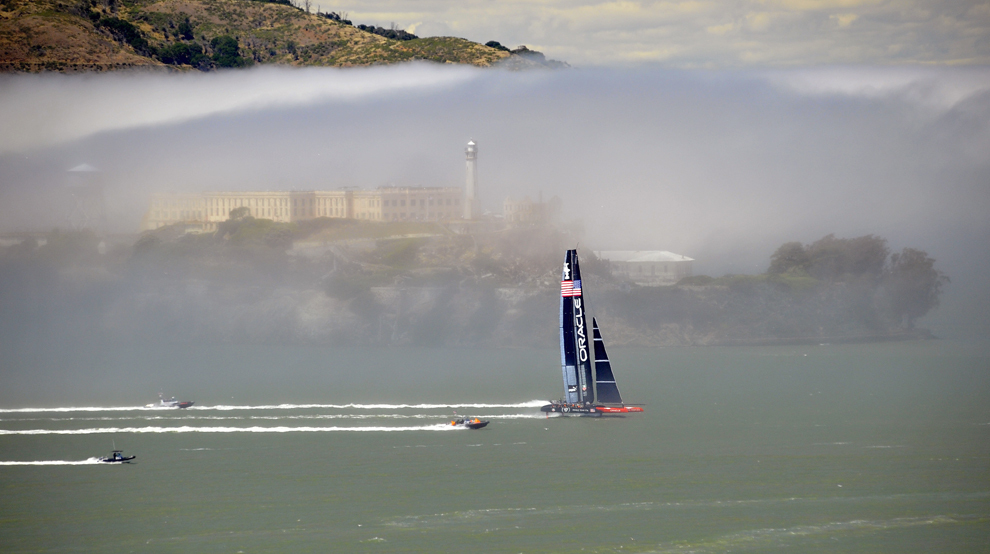 Yachtul de competiţie al echipei Oracle navighează în timp ce testează traseul, pregătindu-se pentru Cupa Americii din San Francisco Bay, San Francisco, California, miercuri, 26 iunie 2013. 