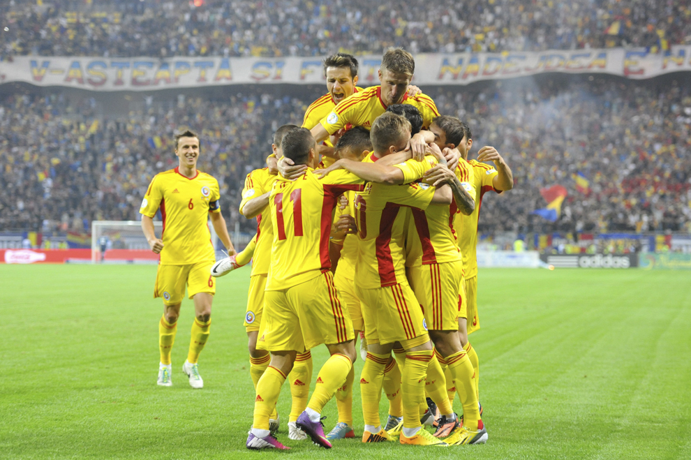 Jucători ai naţionalei României se bucură după marcarea unui gol în meciul cu selecţionata Ungariei, din preliminariile Cupei Mondiale din 2014, pe Arena Naţionala, în Bucureşti, vineri, 6 septembrie 2013. 