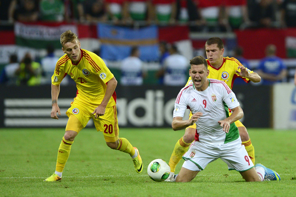 Alexandru Maxim (S), de la naţionala de fotbal a României îşi dispută un balon cu un jucător de la selecţionata Ungariei, în meciul din preliminariile Cupei Mondiale din 2014, pe Arena Naţională, în Bucureşti, vineri, 6 septembrie 2013. 