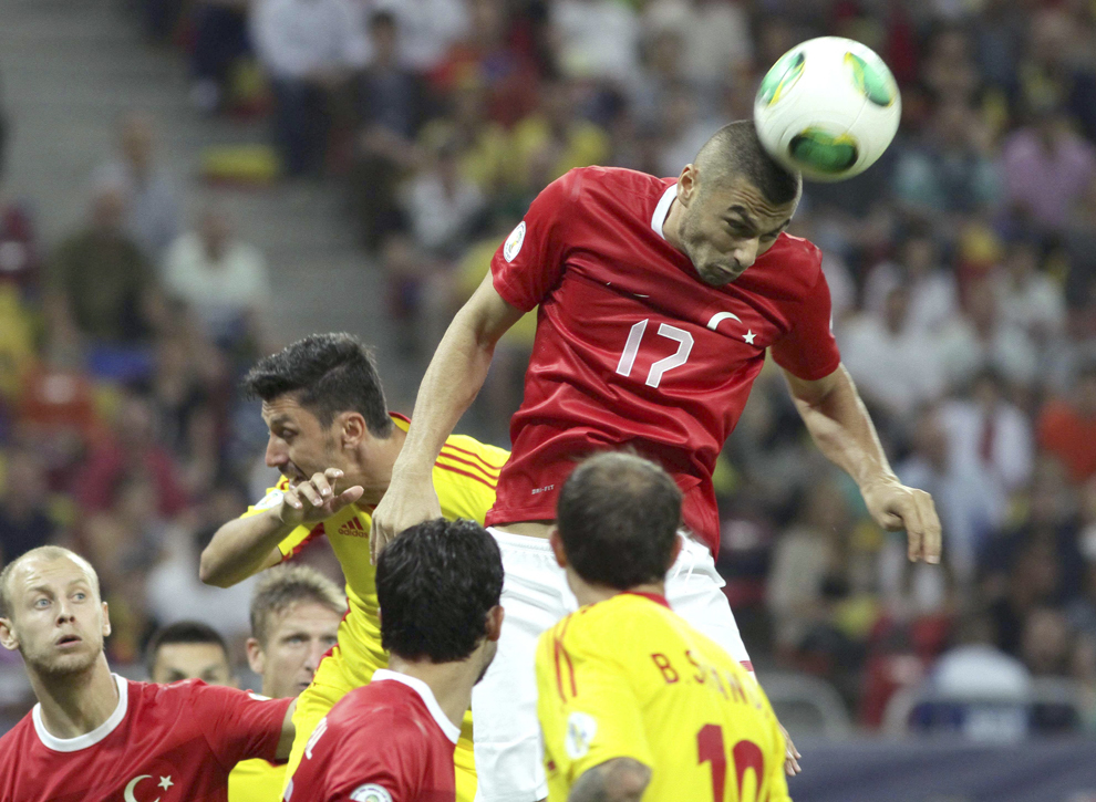 Burak Yilmaz (C), de la naţionala Turciei, loveşte balonul în meciul cu selecţionata României, din preliminariile Cupei Mondiale din 2014, pe Arena Naţională, în Bucureşti, marţi, 10 septembrie 2013. 
