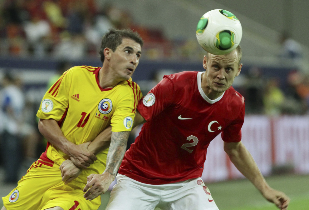 Semih Kaya (D), de la naţionala Turciei, îşi dispută balonul cu Bogdan Stancu (S), de la selecţionata României, în meciul din preliminariile Cupei Mondiale din 2014, pe Arena Naţională, în Bucureşti, marţi, 10 septembrie 2013. 