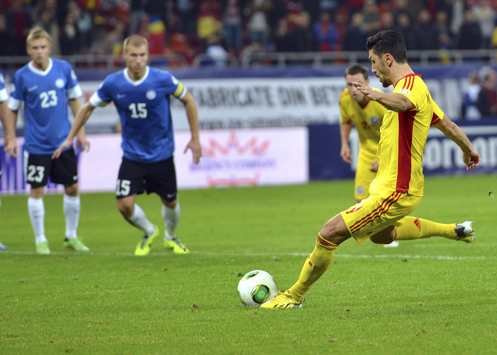 Ciprian Marica, de la naţionala României, înscrie din penalty un gol în meciul cu selecţionata Estoniei, din Grupa D a preliminariilor Cupei Mondiale din 2014, în Bucureşti, marţi, 15 octombrie 2013. 