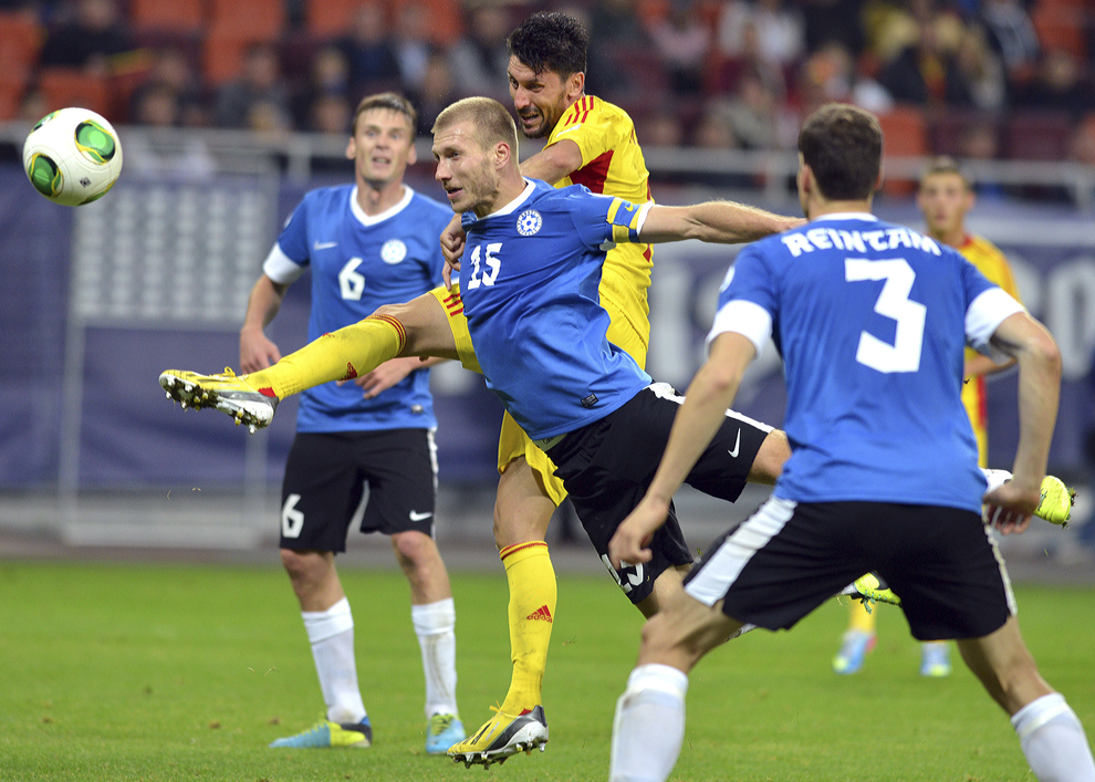 Ciprian Marica (C), de la naţionala Romanei, înscrie cel de al doilea gol de lângă Ragnar Klavan, de la selecţionata Estoniei, în meciul din Grupa D a preliminariilor Cupei Mondiale din 2014, în Bucureşti, marţi, 15 octombrie 2013. 