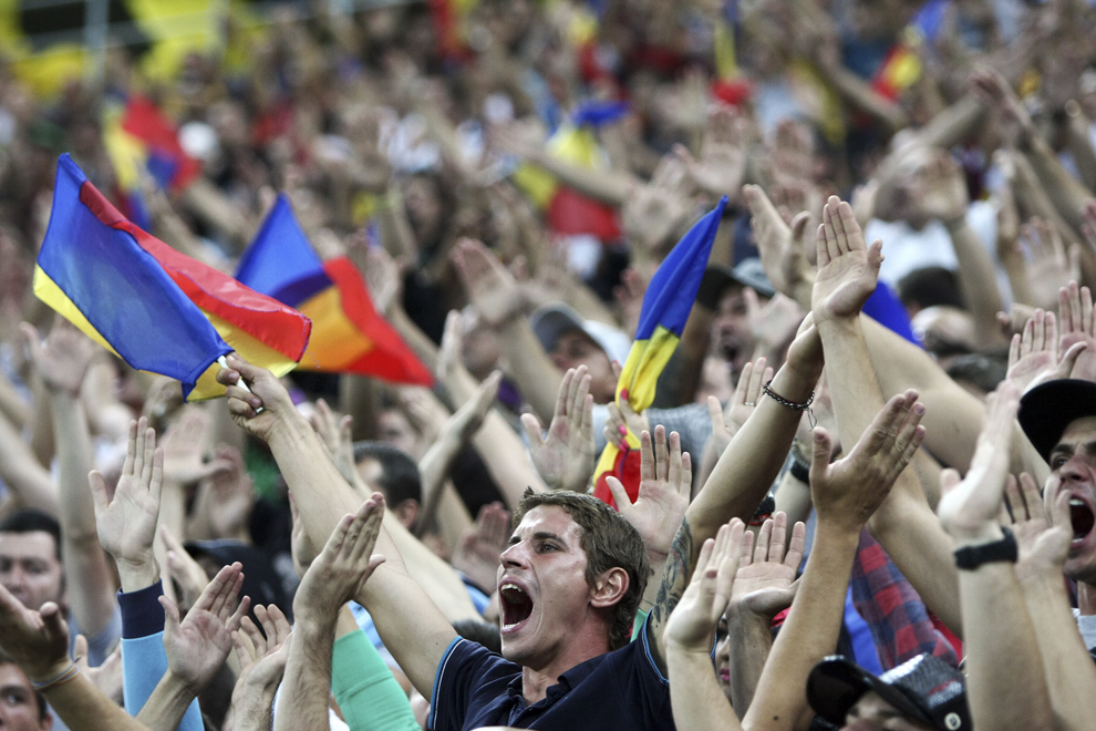 Suporterii naţionalei de fotbal a României îşi încurajează favoriţii, în timpul meciului cu reprezentativa Andorrei, contând pentru preliminariile Campionatului Mondial 2014, disputat în Bucureşti, marţi, 11 septembrie 2012. 