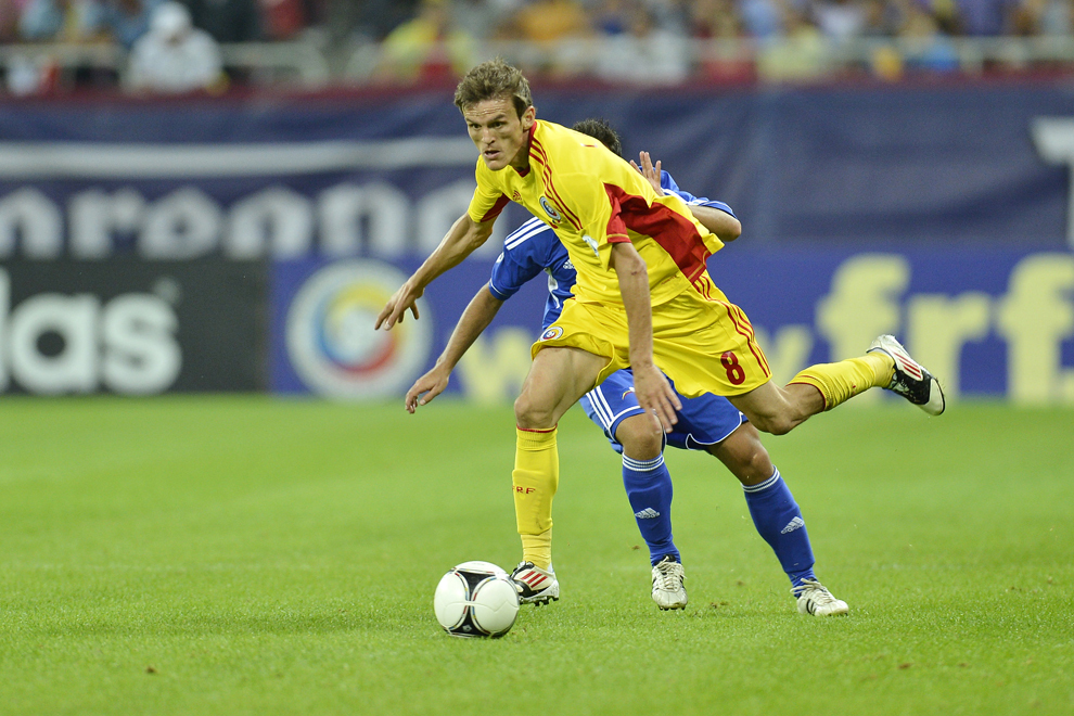 Costin Lazăr (S), de la naţionala de fotbal a României, se luptă pentru balon cu un jucător de la echipa reprezentativă a Andorrei, în timpul meciului contând pentru preliminariile Campionatului Mondial 2014, disputat în Bucureşti, marţi, 11 septembrie 2012. 