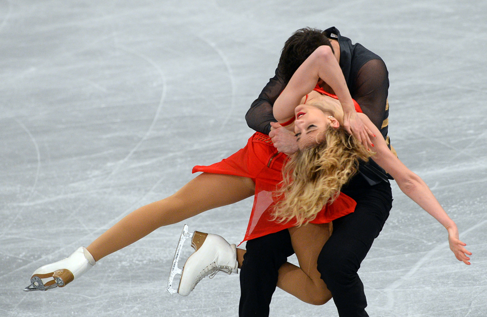 Perechea franceză de dans pe gheaţă Gabriella Papadakis şi Guillaume Cizeron efectuează programul de dans liber în timpul Campionatului European de Patinaj Artistic, joi, 16 ianuarie 2014, în Budapesta, Ungaria.