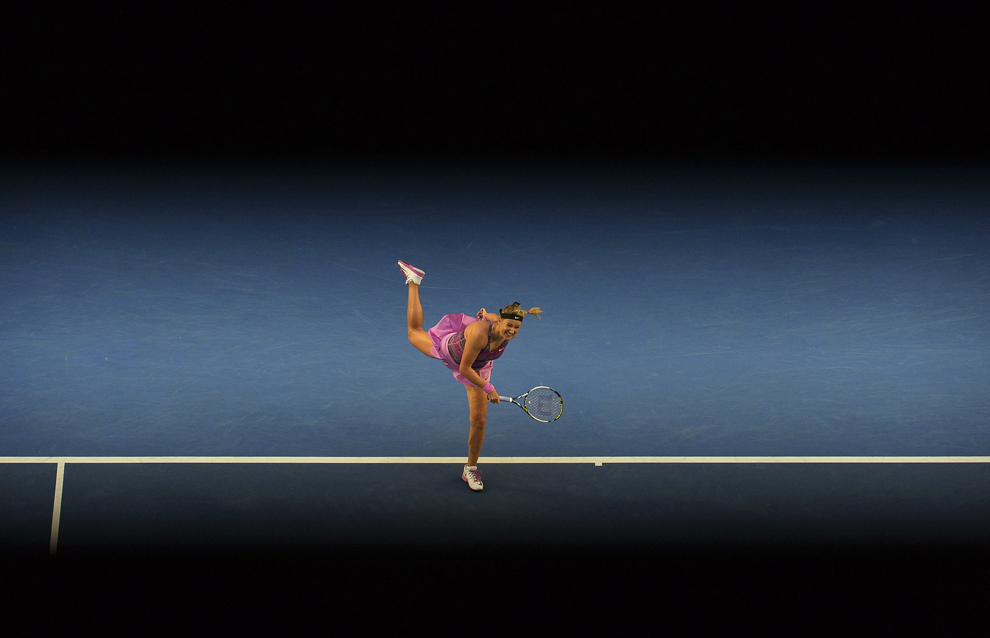 Jucătoarea din Belarus, Victoria Azarenka serveşte în timpul meciului de simplu contra austriecei Yvonne Meusburger, în ziua a şasea a turneului de tenis Australian Open,în Melbourne, sâmbătă, 18 ianuarie 2014.