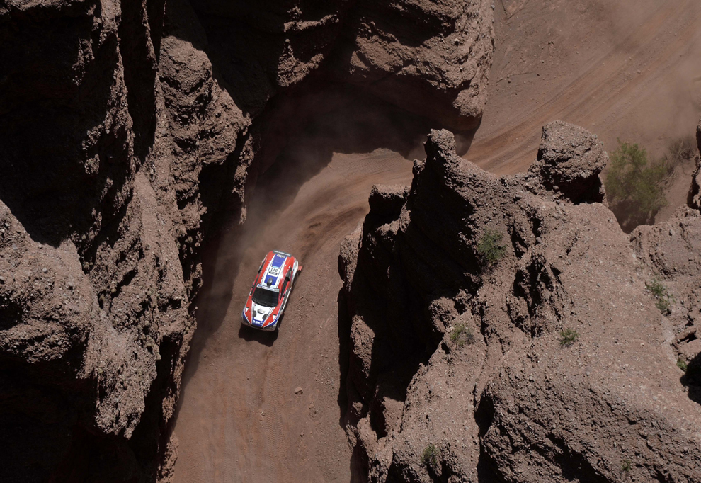 Pilotul olandez Bernhard Ten Brinke şi copilotul francez Mathieu Baumel concurează în etapa a şasea a cursei Dakar 2014 între Tucuman şi Salta, Argentina, vineri, 10 ianuarie 2014.