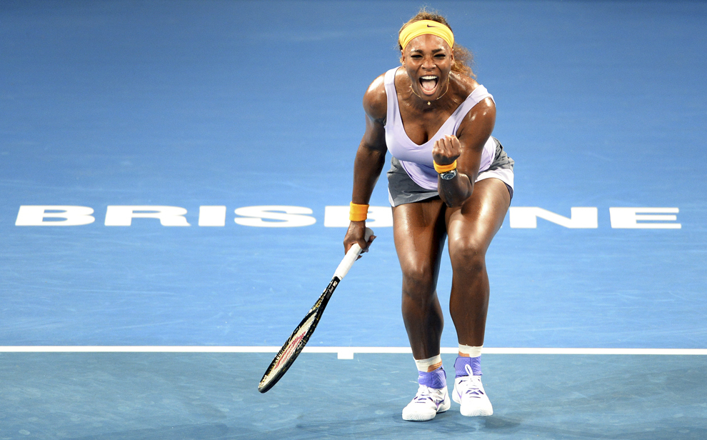 Serena Williams sărbătoreşte câştigarea unui punct în meciul contra Mariei Sharapova, în meciul din semi-finala turneului de tenis de la Brisbane, vineri, 3 ianuarie 2014.