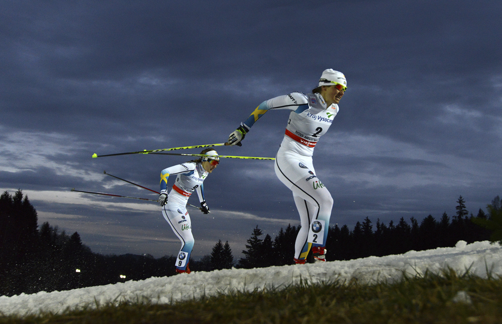 Ida Ingemarsdotter şi Stina Nilsson, ambele din Suedia concurează în timpul sferturilor de finală a întrecerii de schi fond contând pentru FIS Cross-Country World Cup, sâmbătă, 11 ianuarie 2014, în Nove Mesto na Morave, Cehia.