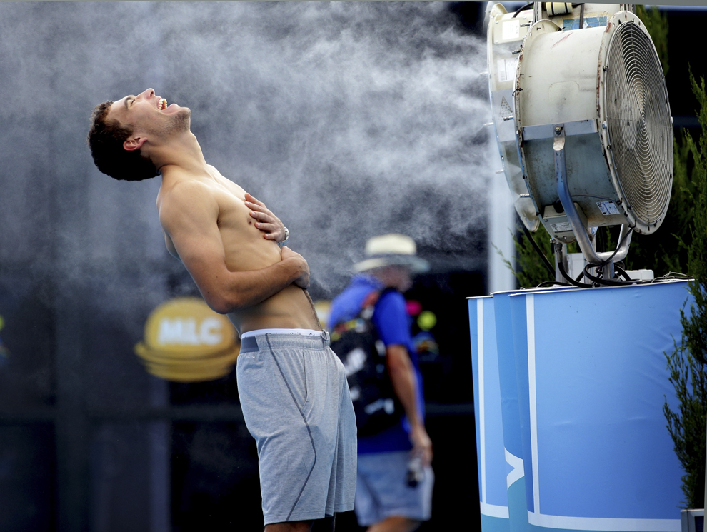 Polonezul Jerzy Janowicz se răcoreşte în faţa unui pulverizator de apă în timpul turneului de tenis Australian Open,în Melbourne, joi, 16 ianuarie 2014.