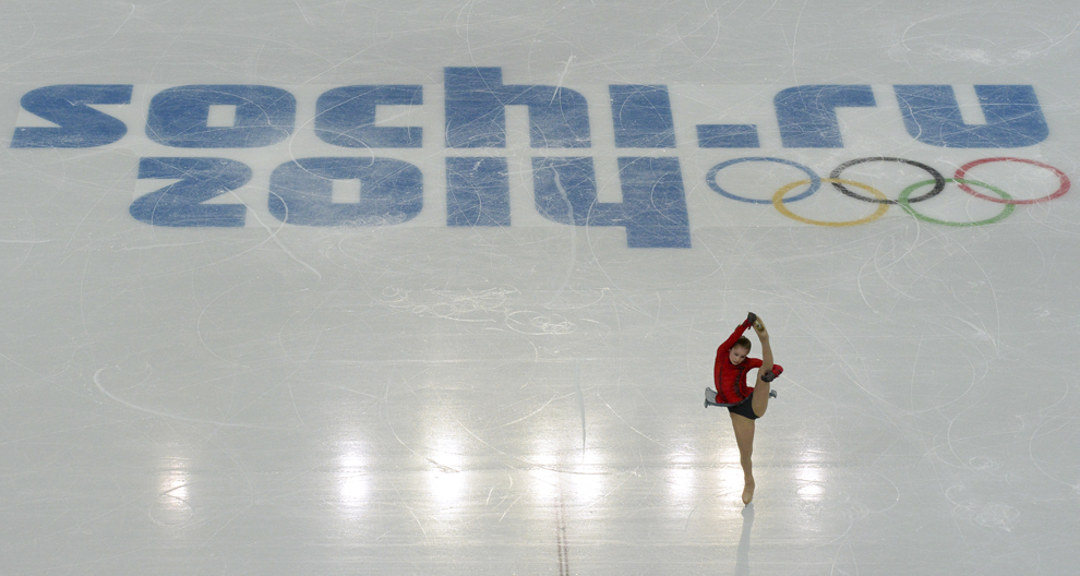 Julia Lipnitskaia, Rusia, evoluează în cadrul probei de patinaj artistic pe echipe - feminin liber, din cadrul Jocurilor Olimpice de Iarnă, în Soci, Rusia, duminică, 9 februarie 2014.