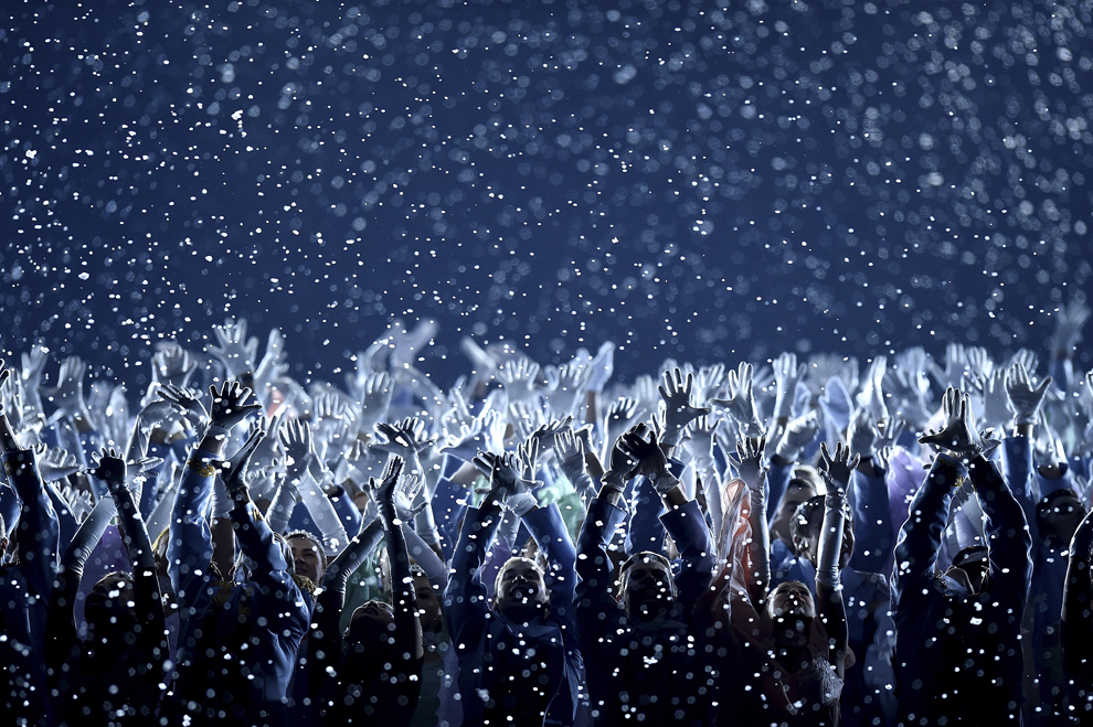 Artişti dansează, în timpul ceremoniei de deschidere a Jocurilor Olimpice de Iarnă, în Soci, vineri, 7 februarie 2014.