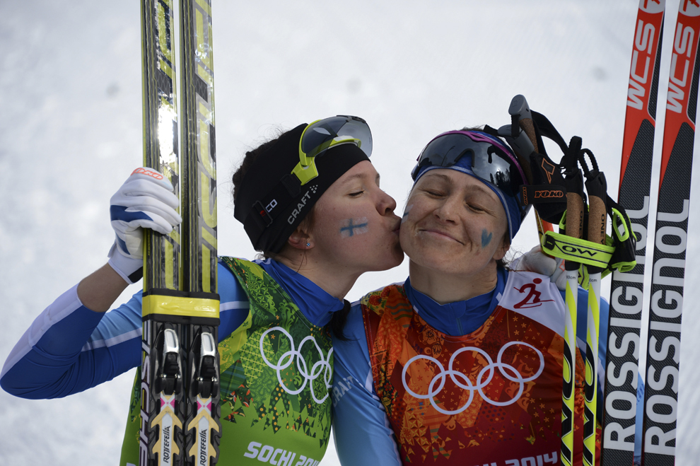 Medaliata cu argint, finlandeza Kerttu Niskanen (S) o sărută pe obraz pe coechipiera sa Aino-Kaisa Saarinen, la finalul probei de schi fond – sprint clasic pe echipe, din cadrul Jocurilor Olimpice de Iarnă, în Rosa Hutor, Rusia, miercuri, 19 februarie 2014.