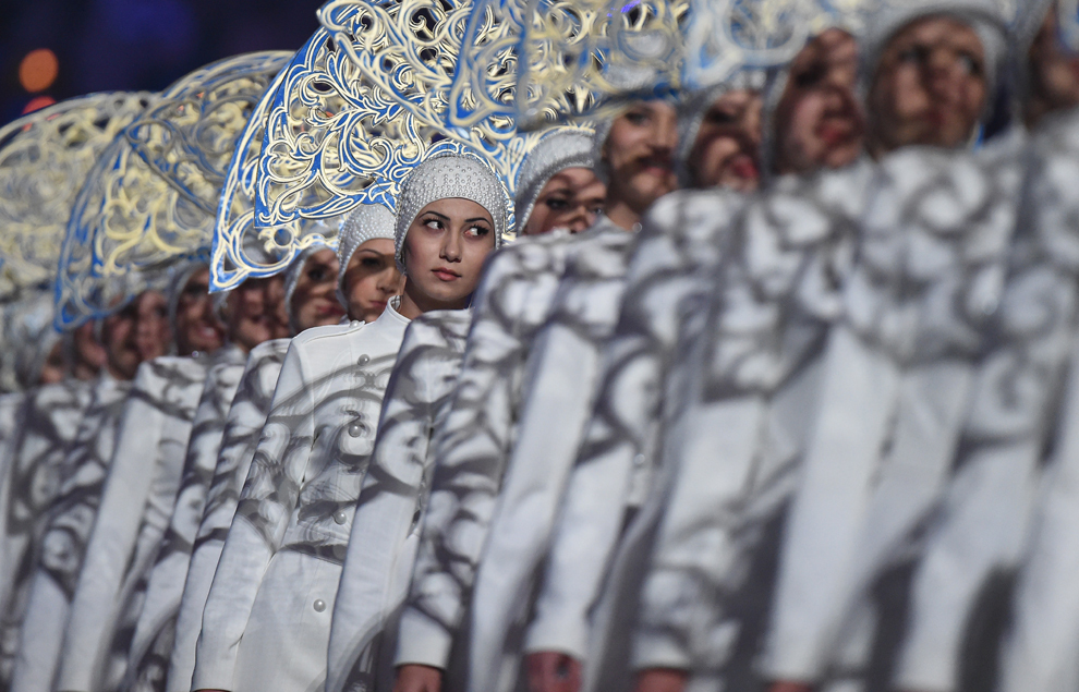 Artişti participă la ceremonia de închidere a Jocurilor Olimpice de Iarnă, în Soci, Rusia, duminică, 23 februarie 2014.