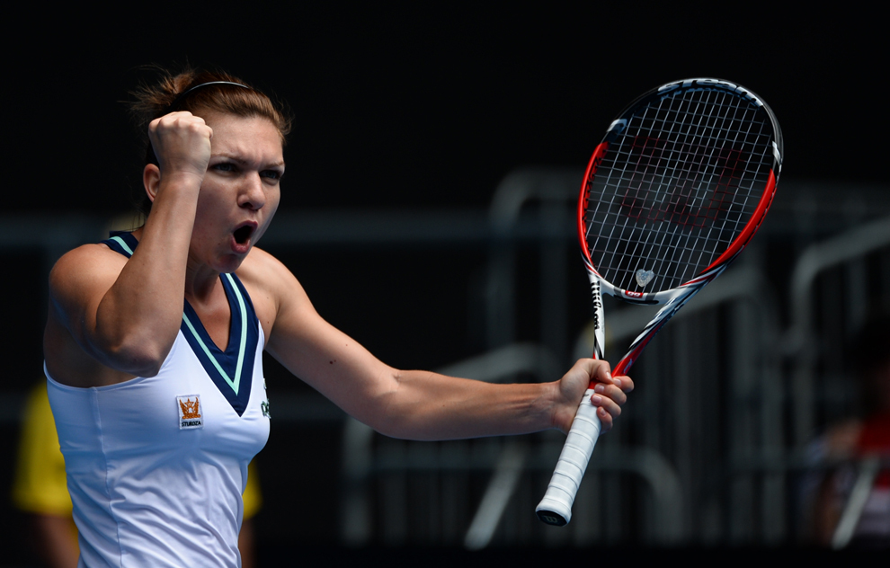 Simona Halep reacţionează după câştigarea primului set împotriva sârboaicei Jelena Kankovic, în cea de-a opta zi a turneului de tenis Australian Open, în Melbourne, luni, 20 ianuarie 2014.
