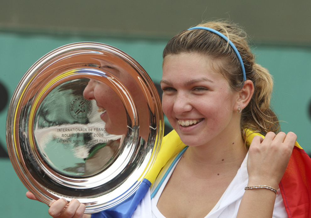 Simona Halep pozează cu trofeul primit, după învingerea Elenei Bogdan în finala categoriei de juniori a turneului de tenis Roland Garros, în Paris, duminică, 8 iunie 2008.  Halep a câştigat cu 6-4, 6-2. 