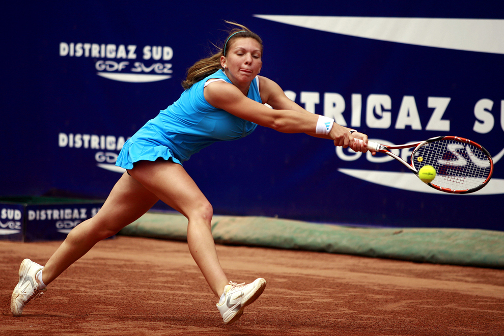 Simona Halep serveşte către Andreja Klepac din Slovenia, în timpul meciului lor din cadrul turneului de tenis GDF Suez Open România, la arenele BNR din Bucureşti, joi, 7 Mai 2009.