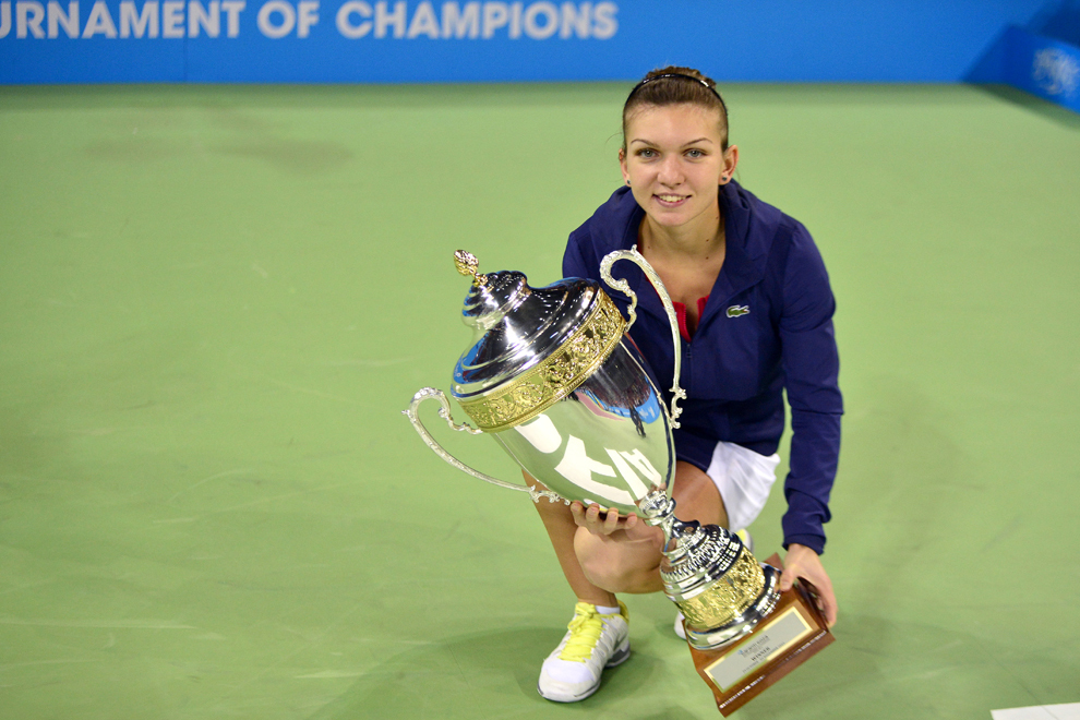 Simona Halep pozează cu trofeul, la finalul meciului cu australianca Samantha Stosur, din turneul circuitului WTA, în Sofia, duminică, 3 noiembrie 2013.