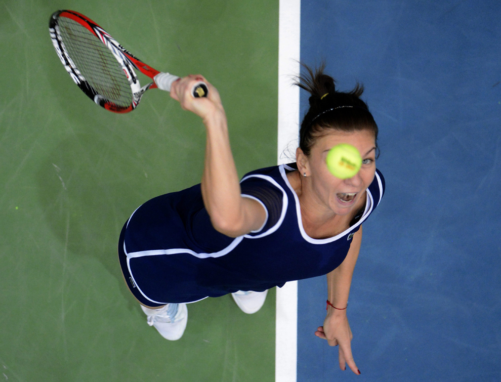 Simona Halep îi returnează mingea Elinei Svitolina, în turneul de tenis Fed Cup, din Budapesta, duminică, 9 februarie 2014. Jucătoarea Simona Halep, locul 10 WTA, a învins-o pe Elina Svitolina, numarul 39 WTA, în cel de-al doilea meci al întâlnirii de la Budapesta dintre România şi Ucraina, din Cupa Federaţiei, şi a adus calificarea în play-off-ul Grupei Mondiale II.