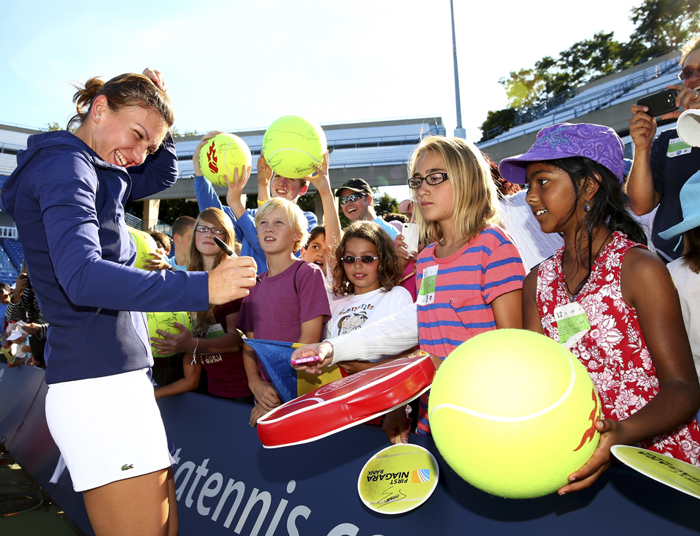Simona Halep acordă autografe fanilor dupa finala turneului de tenis New Haven Open, în New Haven, Connecticut, sâmbată, 24 august 2013. Halep a învins-o pe cehoaica Petra Kvitova cu 6-2,6-2.