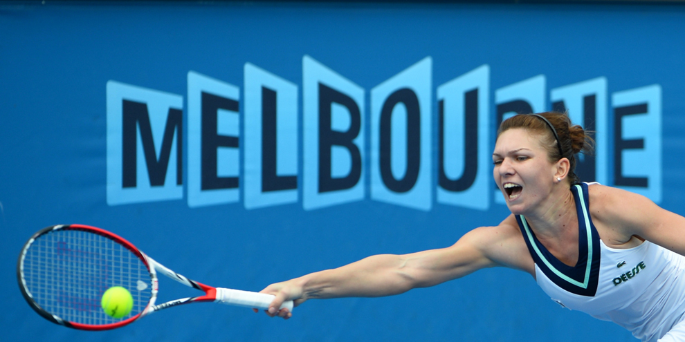 Simona Halep returnează  mingea Zarinei Diyas din Kazakstan, în timpul celei de-a şasea zile a turneului de tenis Australian Open, în Melbourne, sâmbată, 18 ianuarie 2014. 