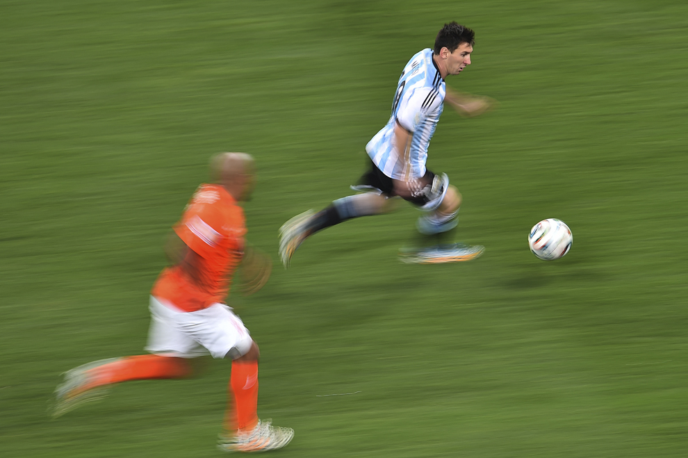 Atacantul argentinian Lionel Messi (D), conduce balonul în timpul meciului de fotbal din semi-finala Cupei Mondiale FIFA 2014 dintre Olanda şi Argentina, la Corinthians Arena în Sao Paulo, miercuri, 9 iulie 2014.