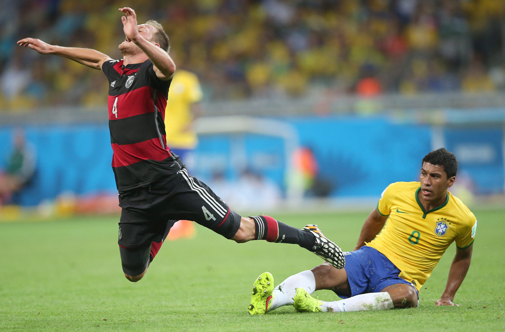 Brazilianul Paulinho (D) îl atacă pe germanul Benedikt Hoewedes, în timpul meciului din semifinala FIFA World Cup 2014 dintre Brazilia şi Germania, la Mineirão Estadio, în Belo Horizonte, Brazilia, marţi, 8 iulie 2014.