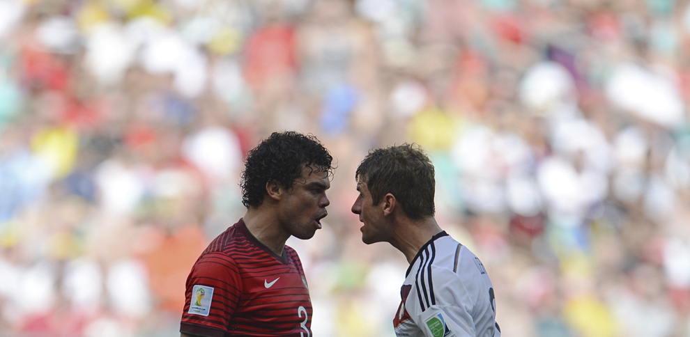 Thomas Mueller (D) de la reprezentativa Germaniei se ceartă cu Pepe, din echipa Portugaliei în timpul meciului din cadrul FIFA World Cup 2014, grupa G, desfăşurat la Arena Fonte Nova Stadium din Salvador da Bahia, Brazilia, luni, 16 iunie 2014.