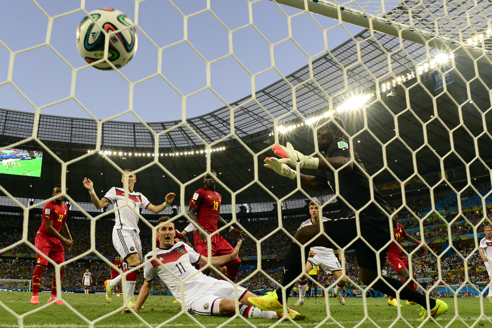 Atacantul german Miroslav Klose înscrie un gol în timpul meciului de fotbal din Grupa G a Cupei Mondiale FIFA 2014 dintre Germania şi Ghana, pe stadionul Castelao, în Fortaleza, sâmbătă, 21 iunie 2014.